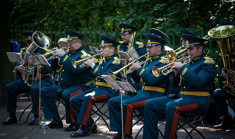 Вальс и марши духовых оркестров. Духовой оркестр МЧС В летнем саду. Оркестр в летнем саду. Концерты военных оркестров в летнем саду.